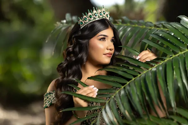 Sesión de quinceañera en jardines exclusivos de Miami