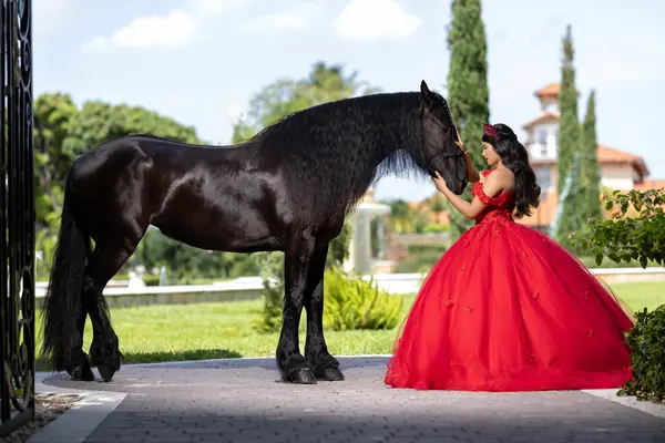 Quinceañera con vestido de gala en locación premium de Miami