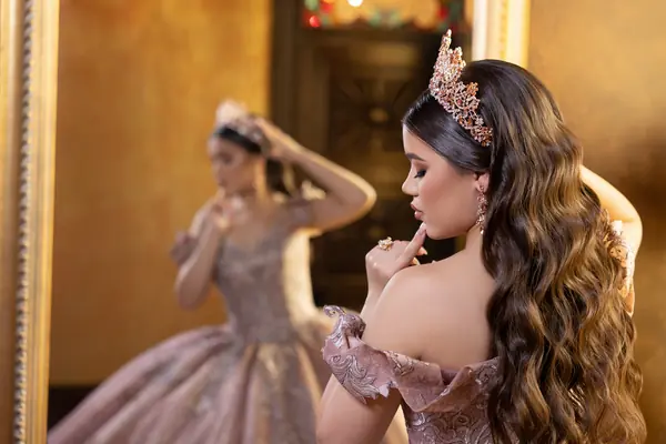 Quinceañera con vestido fantasy en sesión creativa Miami